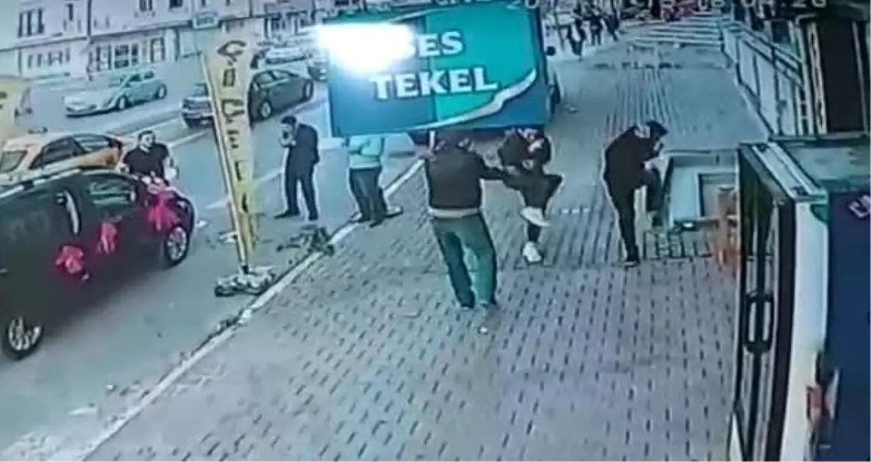 Esenyurt\'ta 2 kişinin yaralandığı silahlı saldırı kamerada