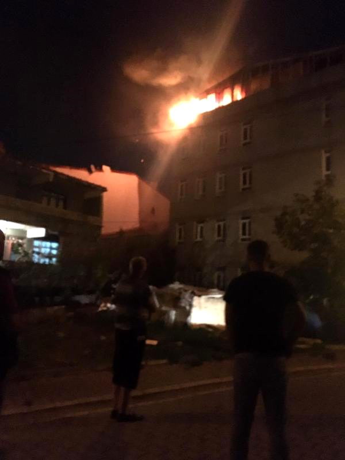 Esenyurt\'ta 4 katlı binanın çatısı alev alev yandı