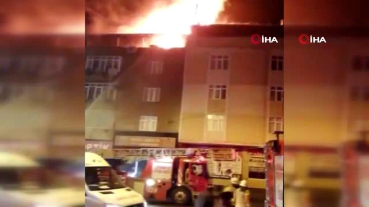 Gaziosmanpaşa\'da bir binanın çatı katı alev alev böyle yandı