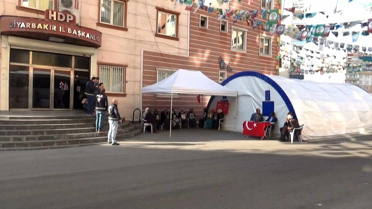 HDP önündeki ailelerin evlat nöbeti 74\'üncü günde