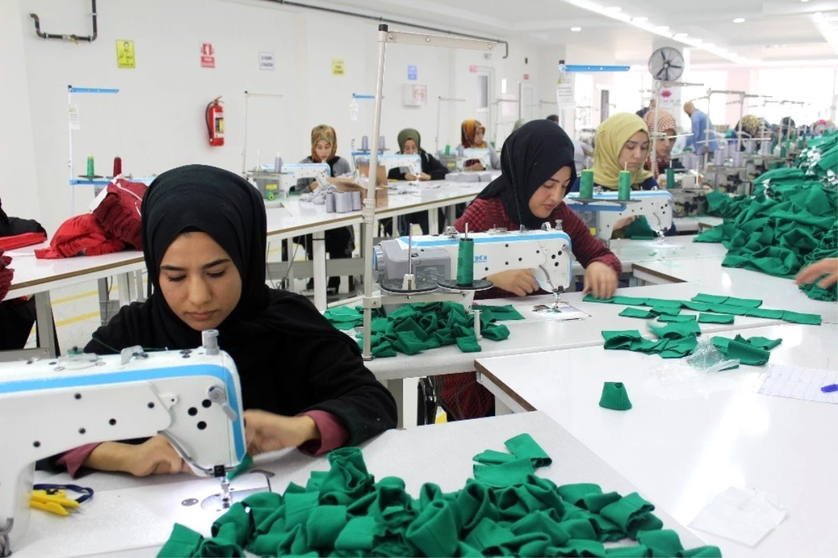 İlçede kurulan tekstil atölyesi kadınlara iş kapısı oldu