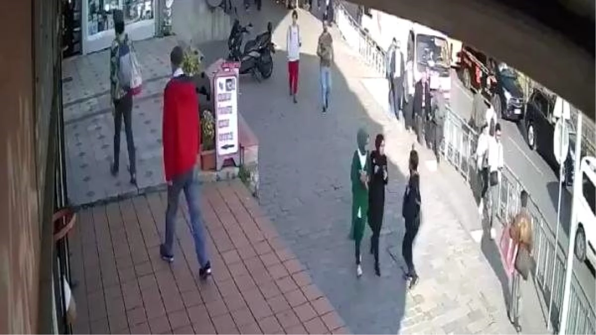 İstanbul Karaköy\'de başörtülü kıza çirkin saldırı! Saniye saniye kaydedildi