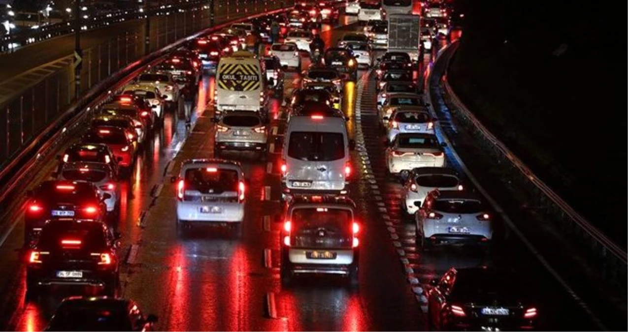 İstanbul trafiğinde tatil yoğunluğu! Trafik felç oldu