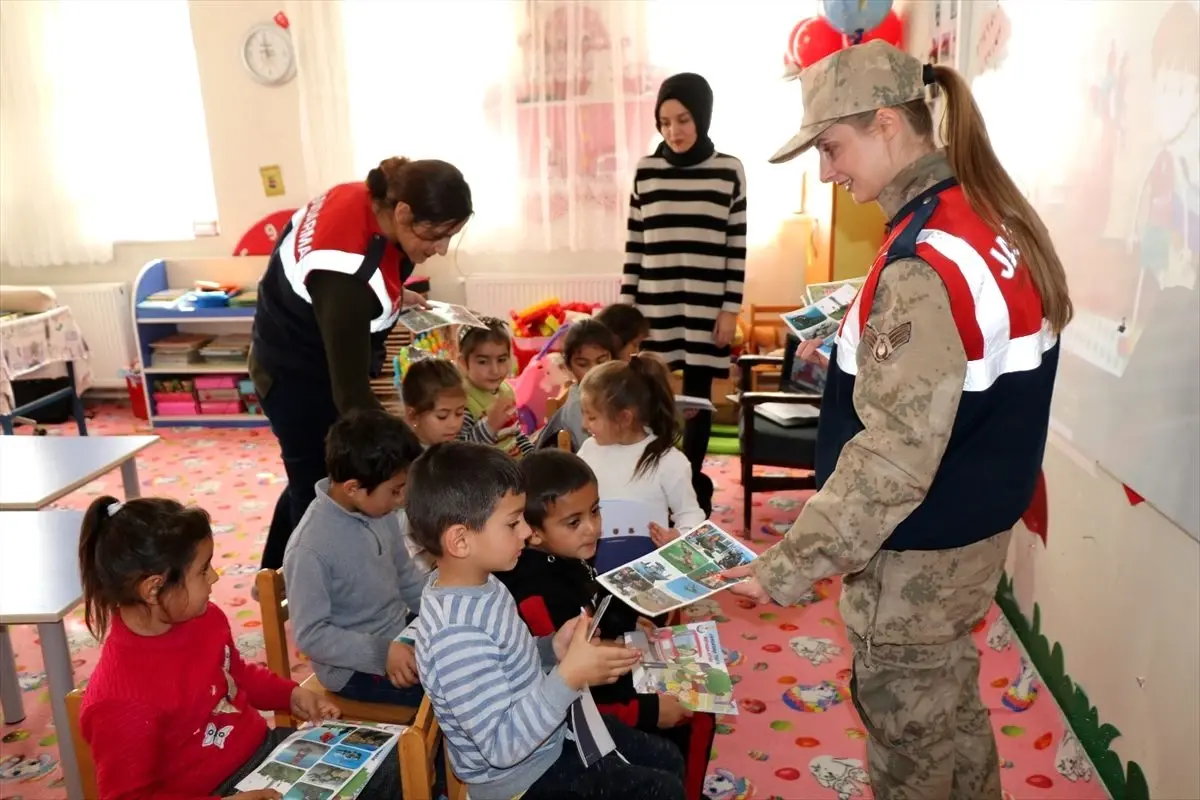 Jandarma ekiplerinden köy okullarına ziyaret