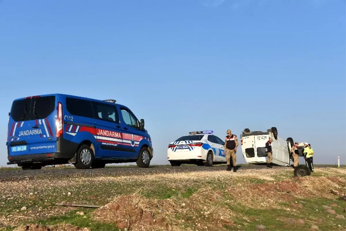 Kontrolden çıkan minibüs takla attı, 2 yaralı