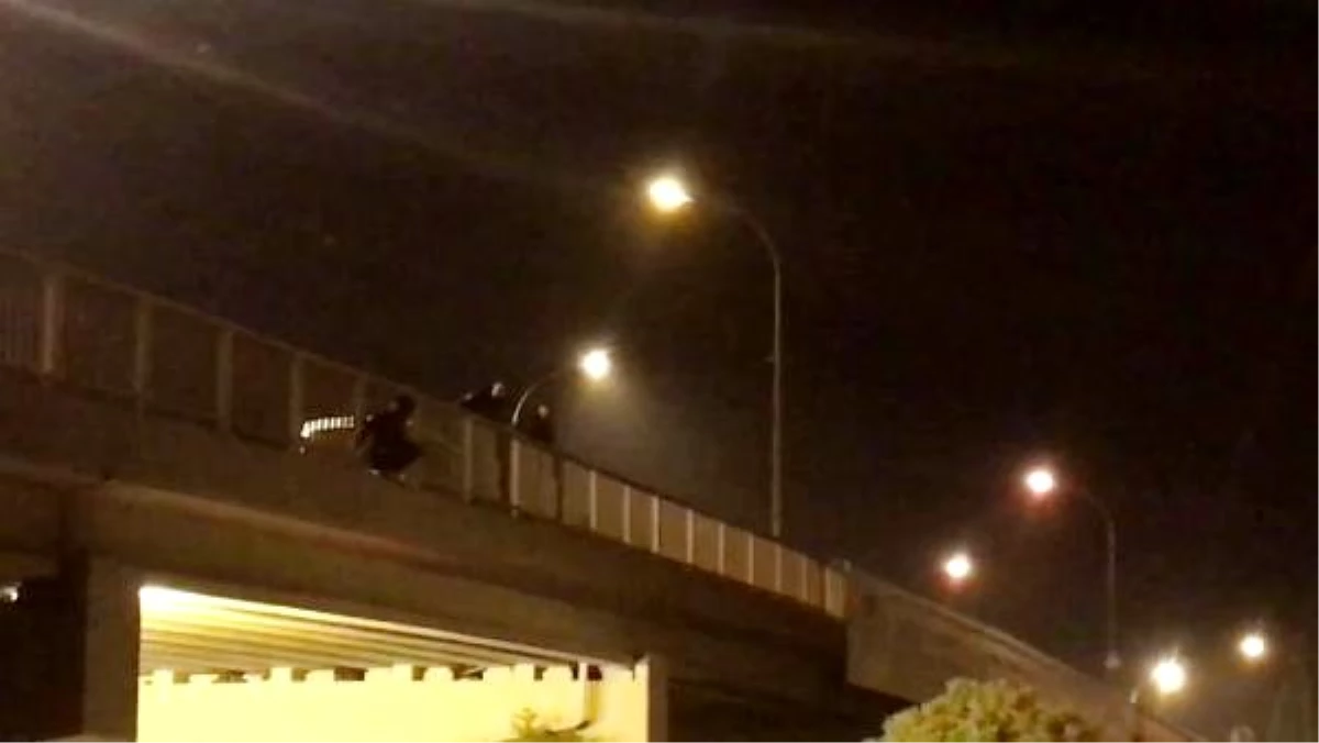 Köprüde intihara kalkışan kadını polis kurtardı