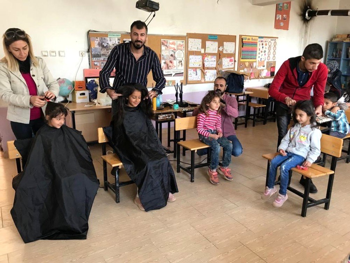 Köy okullarındaki öğrencilere kuaför hizmeti