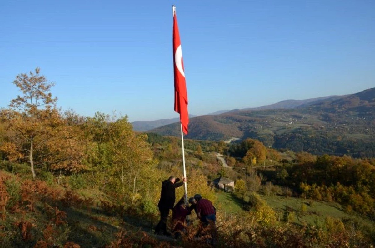 Köyünün en tepesinde Türk bayrağı dikti