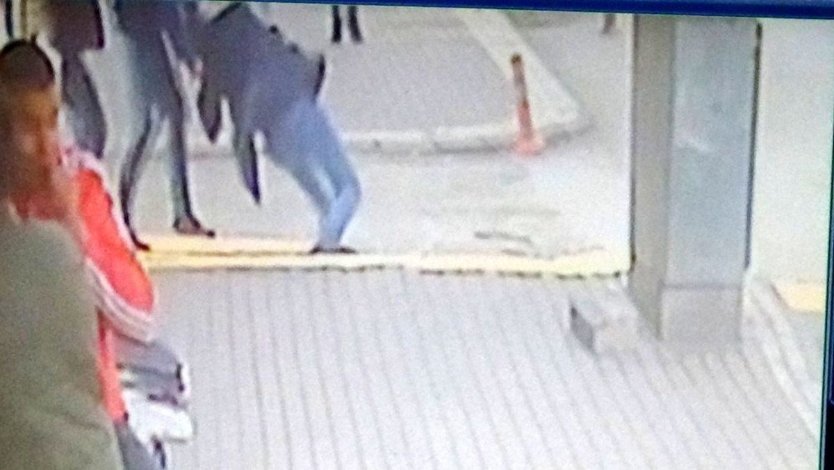 Masatlı kavga...O anlar kameraya böyle yansıdı
