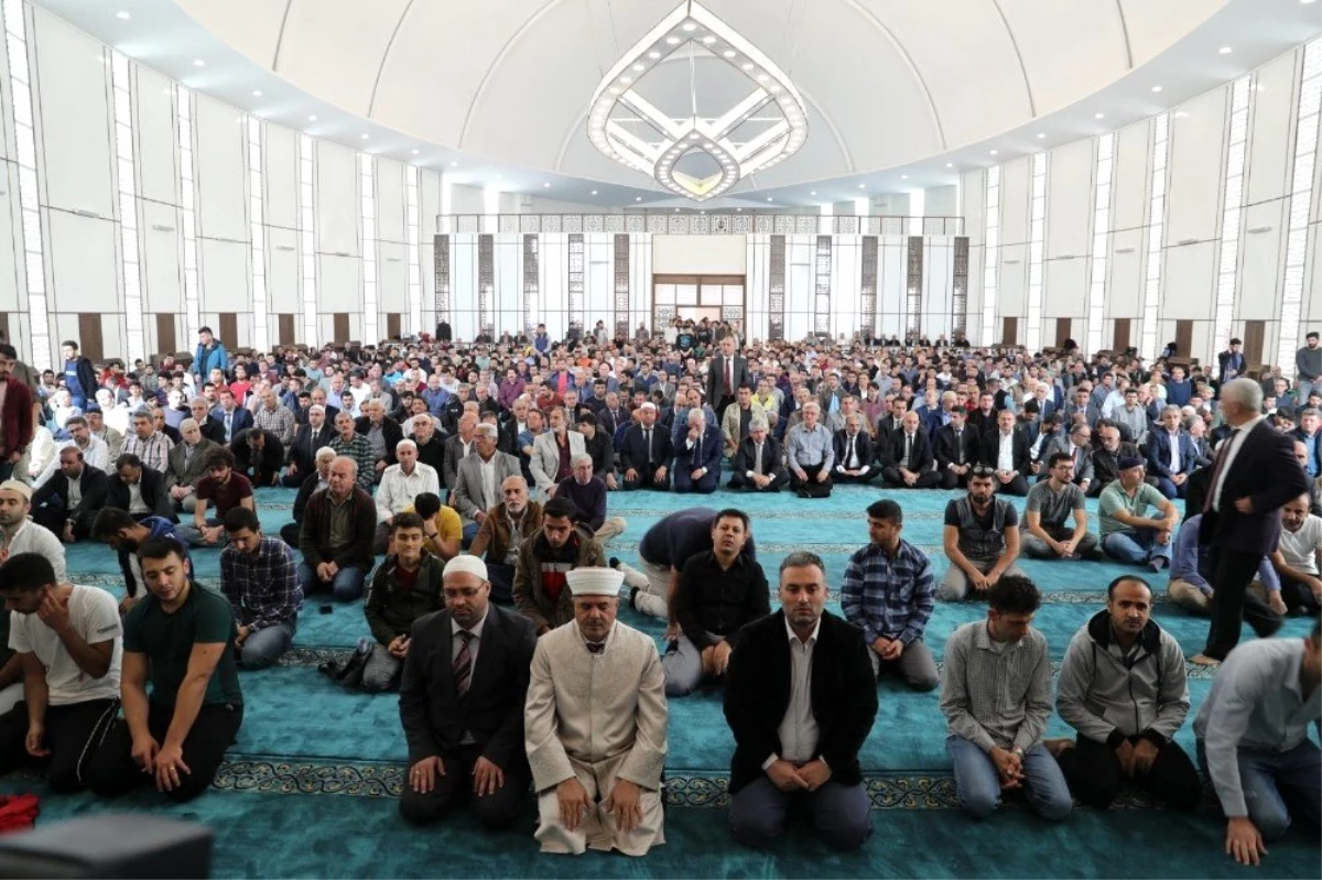 MKÜ\'de 7 bin kişilik cami ibadete açıldı
