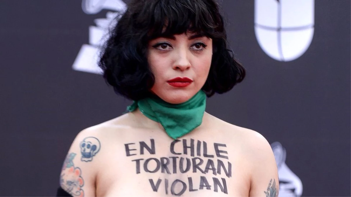 Mon Laferte: Şilili şarkıcıdan Latin Grammy Ödülleri\'nde kırmızı halıda üstsüz protesto