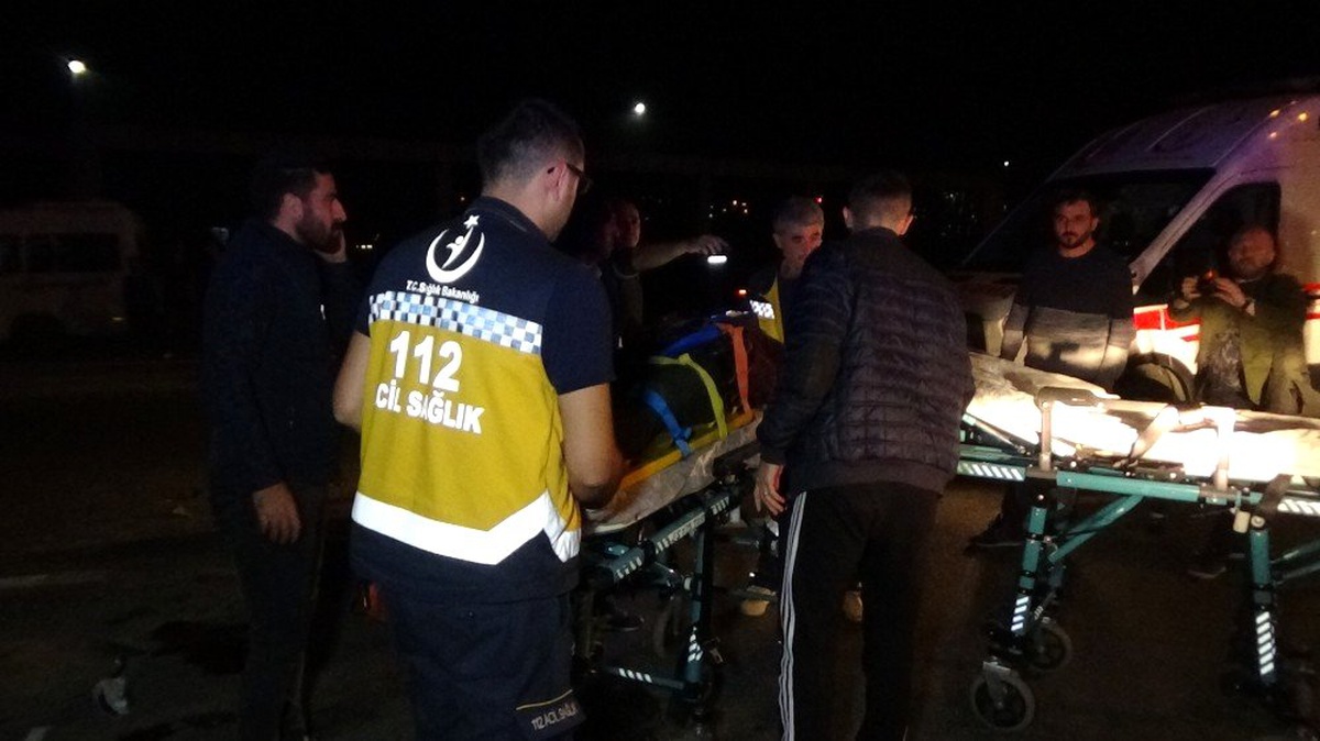 Motosikletle servis minibüsü çarpıştı: 2 ağır yaralı