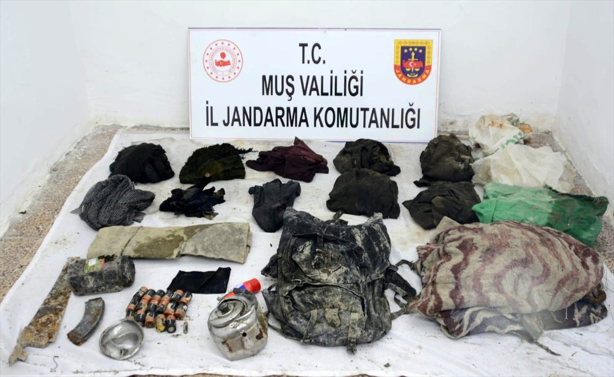 Muş\'ta teröristlere ait 3 sığınağa imha