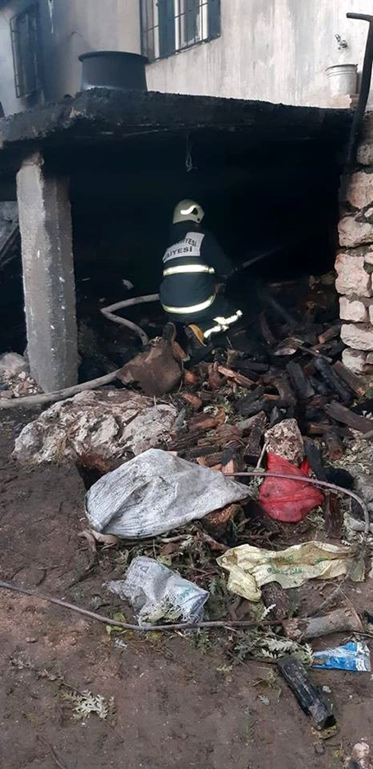 Odunlukta çıkan yangın güçlükle söndürüldü