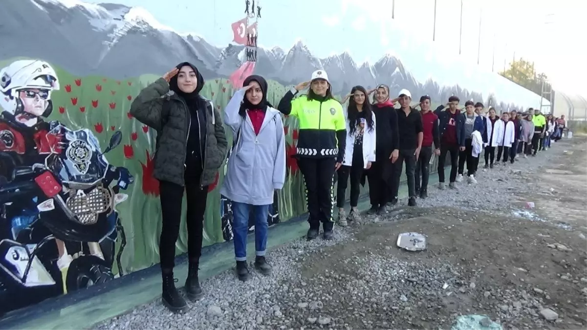 Öğrenci ve polislerden Türk bayrağına selam