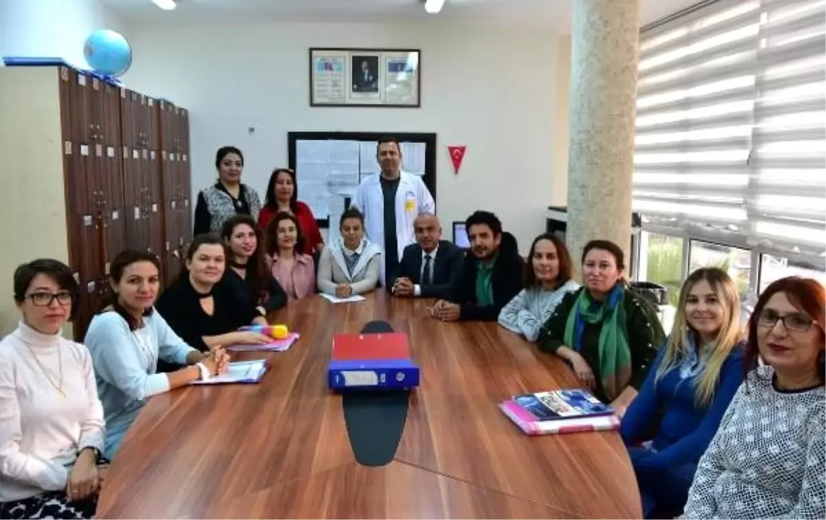 Öğretmen ve öğrencileri için makam odasından vazgeçti