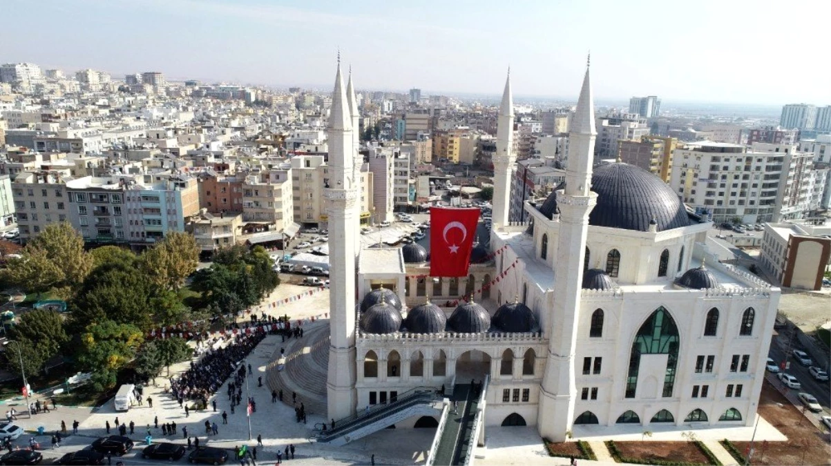 Osmanlı ile Selçuklu mimarisiyle inşa edilen cami ibadete açıldı