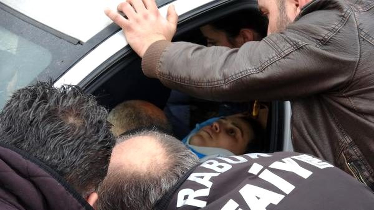 Otomobil hafif ticari araçla çarpıştı: 3 yaralı