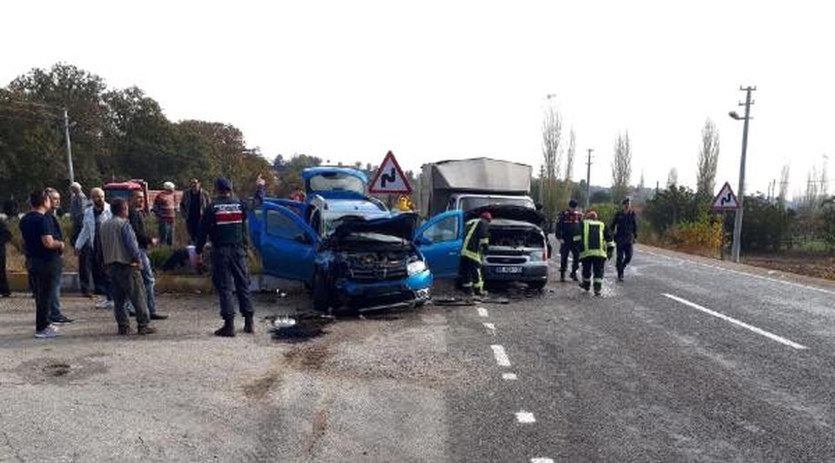 Otomobil ile kamyonet çarpıştı: 3 yaralı