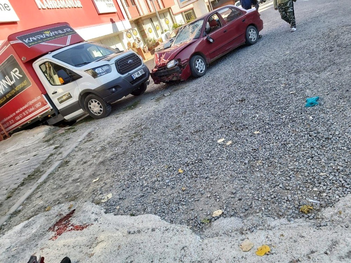 Otomobilin yayalara çarptığı kaza kameralara yansıdı