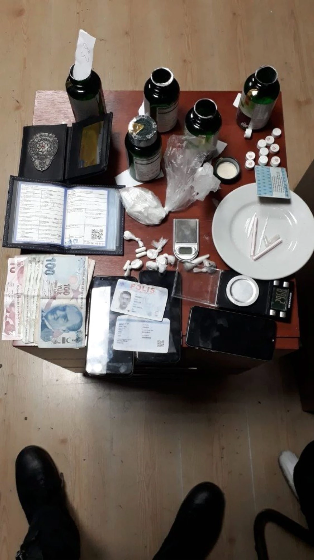 (Özel) İstanbul\'da zehir taciri eski polisin evinden kokain ve ecstasy çıktı