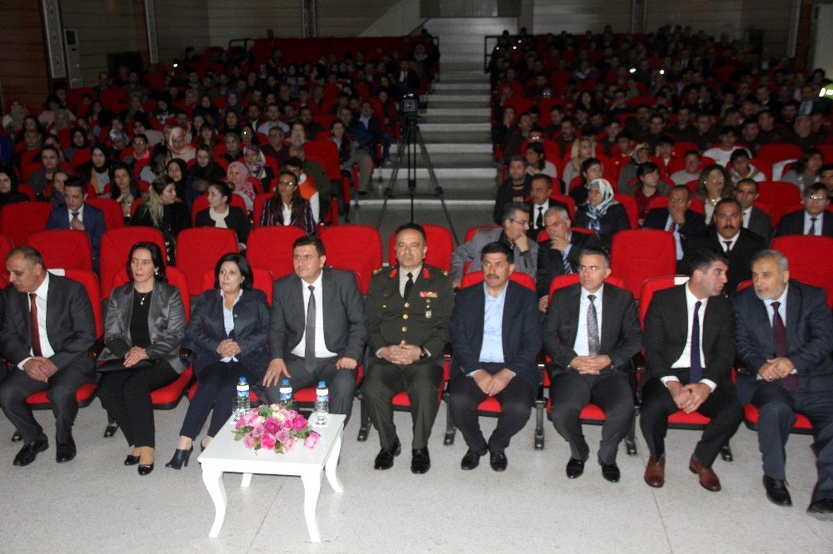 Özel öğrenciler hem güldürdü hem duygulandırdı