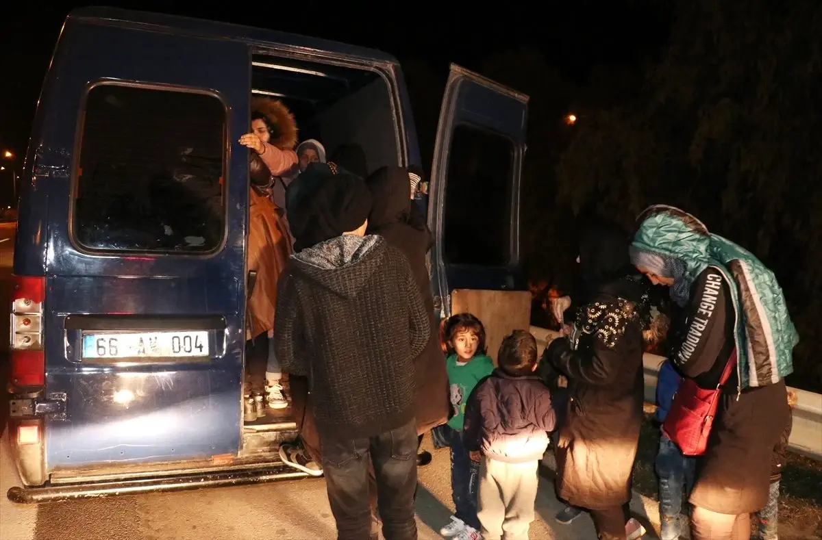 Polisin "dur" ihtarına uymayan minibüsten 30 düzensiz göçmen çıktı