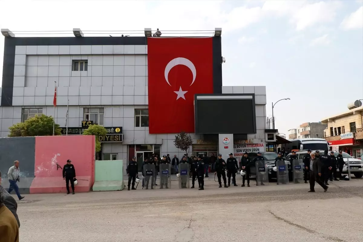 Şanlıurfa\'da, Suruç Belediye Başkanı Hatice Çevik, hakkındaki terör soruşturması kapsamında...