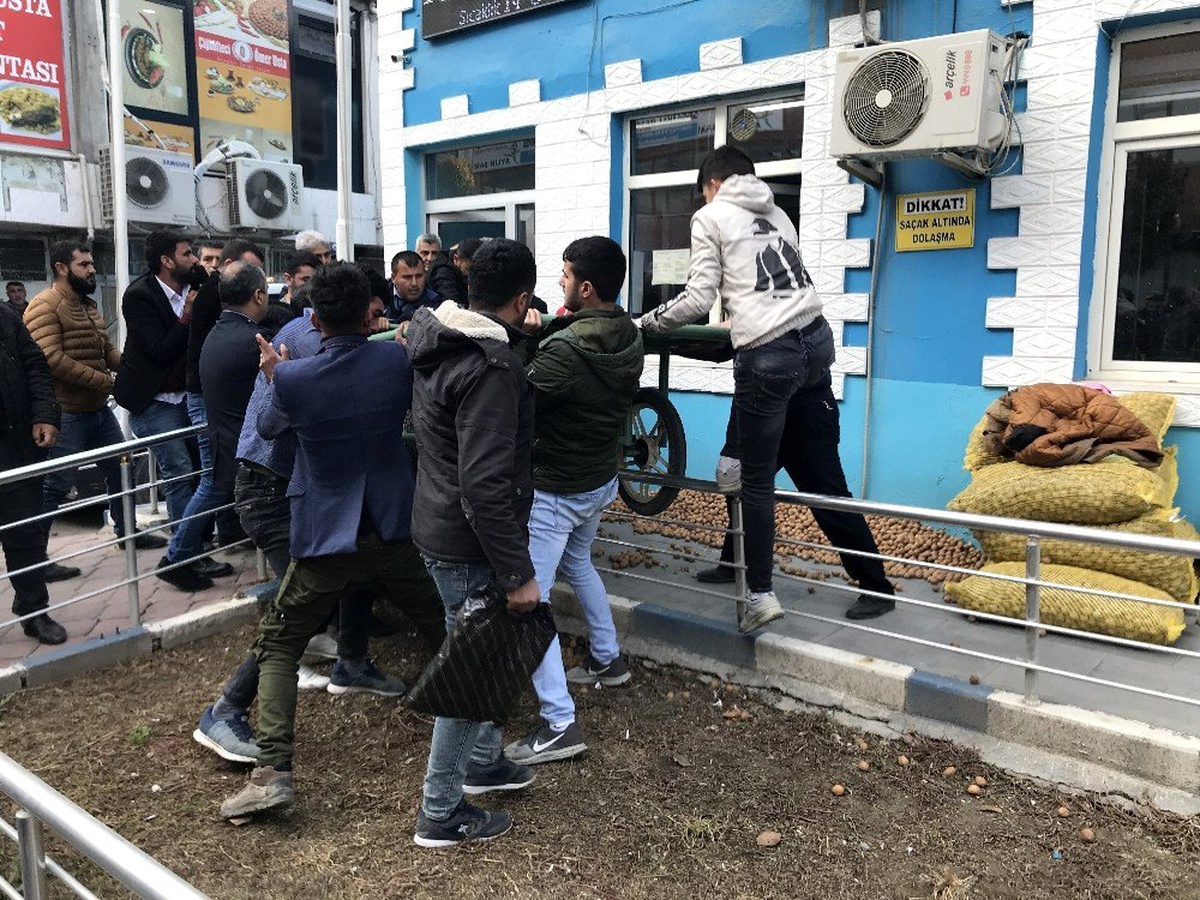 Seyyar satıcının gözünün yaşına bakmadılar