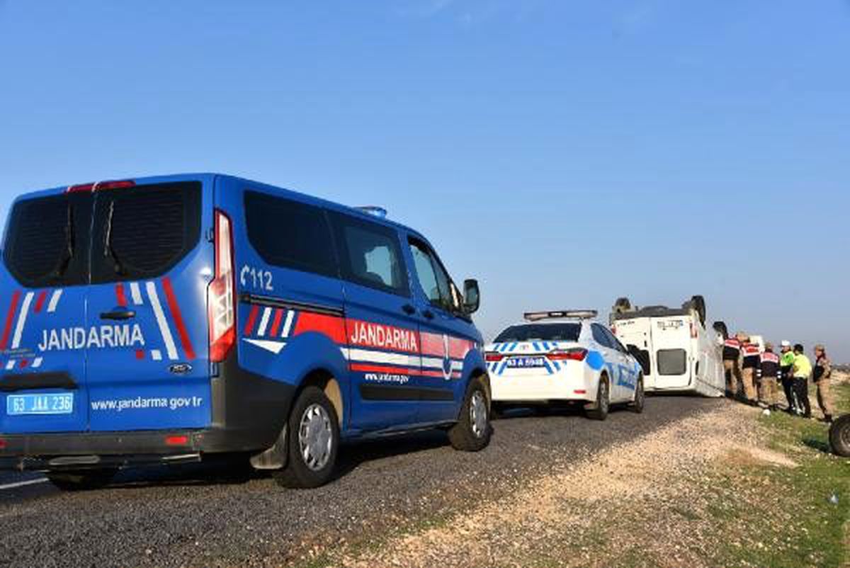 Siverek\'te minibüs devrildi: 2 yaralı