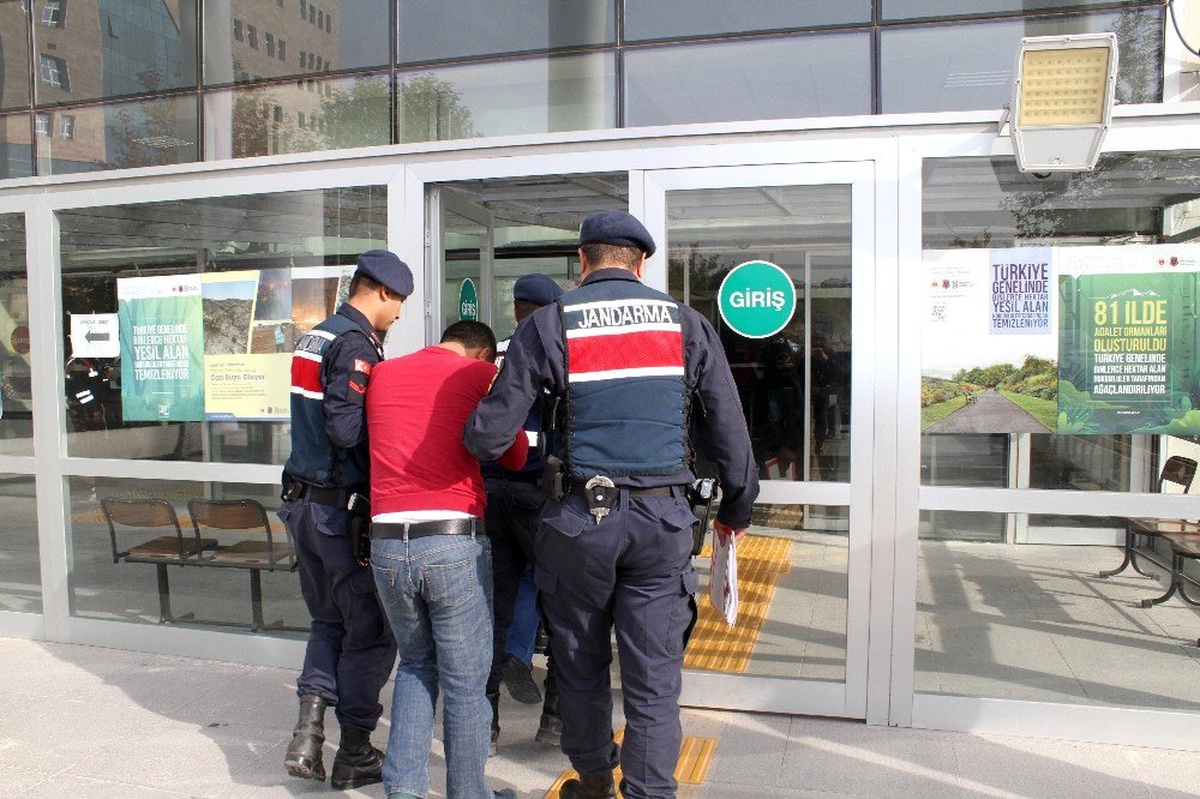 Suç üstü yakalanan 2 hırsızlık şüphelisi tutuklandı