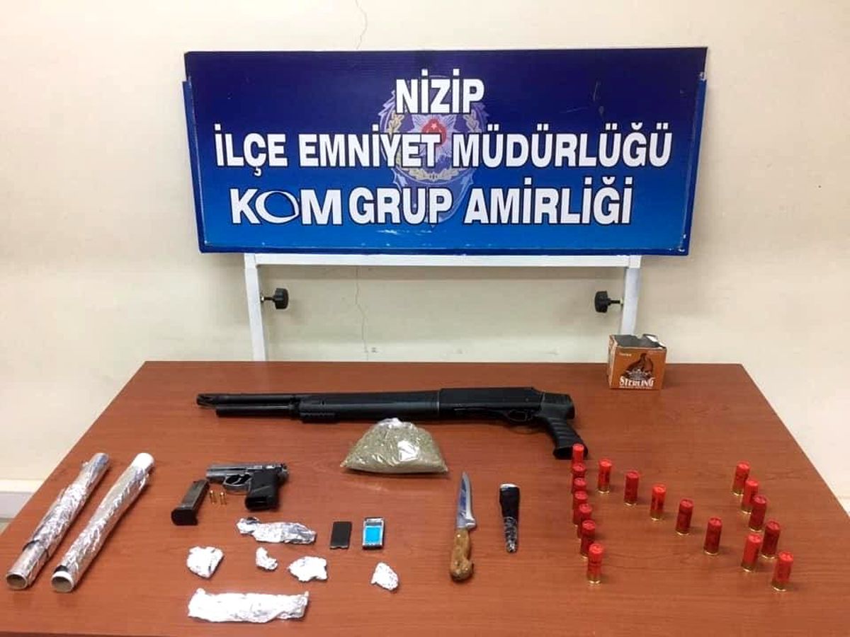 Şüpheli 3 şahsın araç ve evlerinden silah ve uyuşturucu çıktı