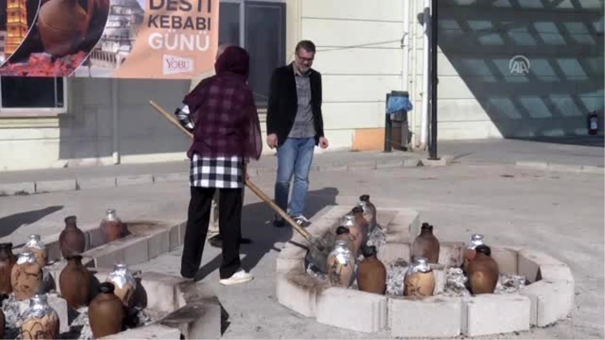 (TEKRAR) Yozgat\'ta 6 bin üniversite öğrencisine testi kebabı ikram edildi