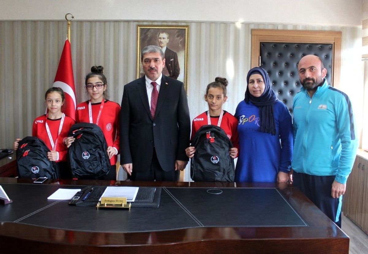 Tunç, başarılı sporcuları ödüllendirdi