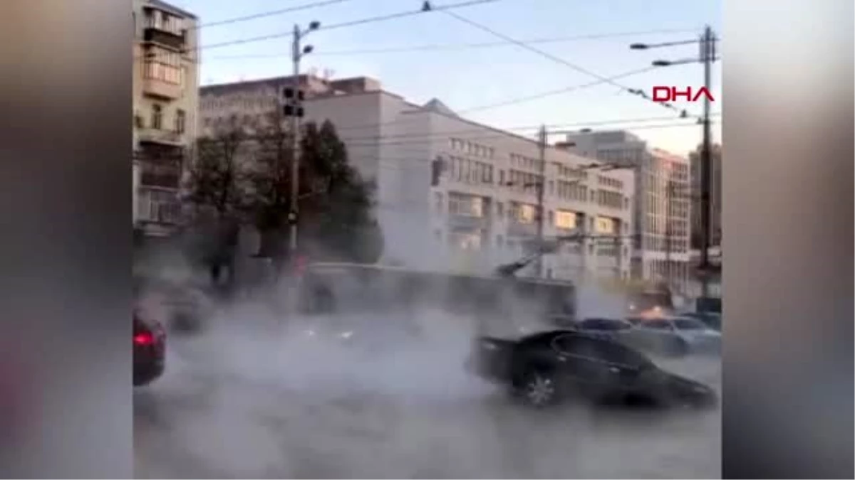 Ukrayna\'da çöken yol araçları yuttu