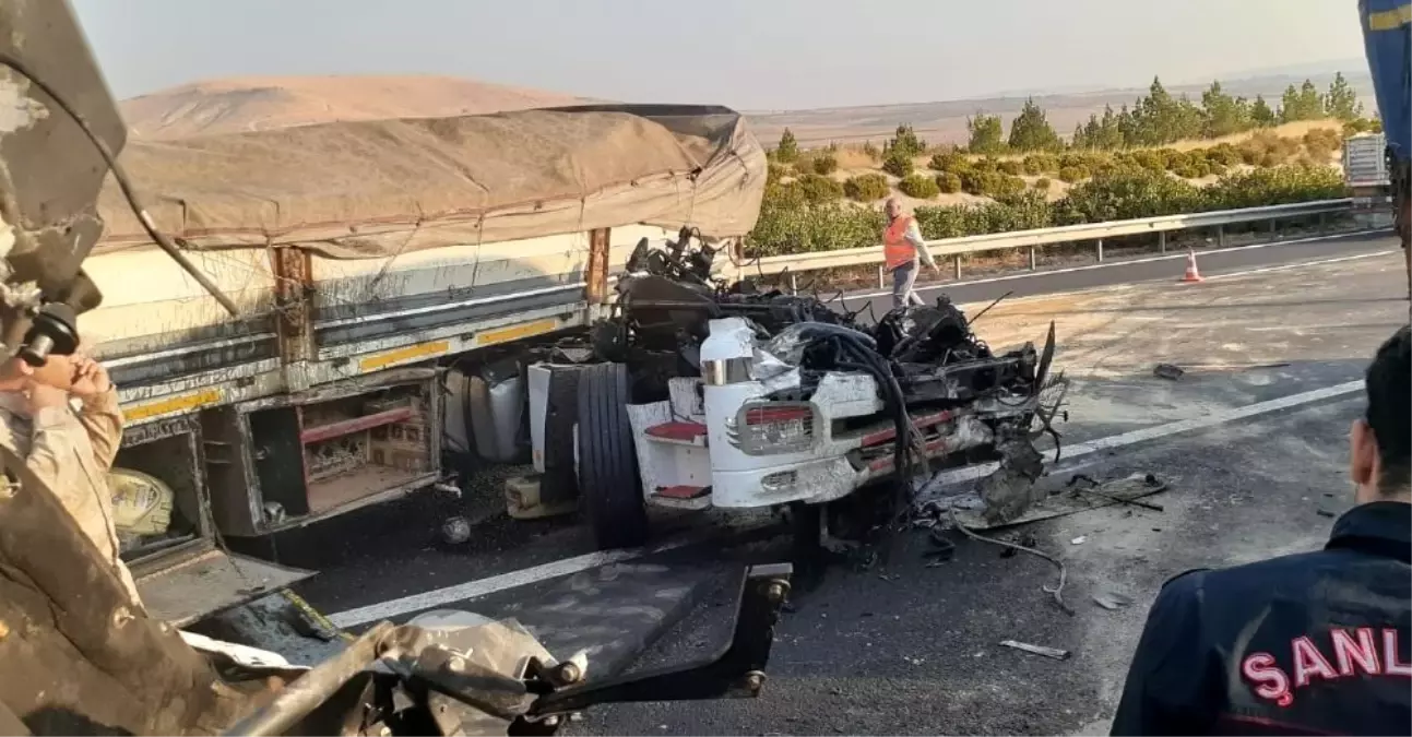 Uyuyakalan tır şoförü bariyerlere çarparak durabildi