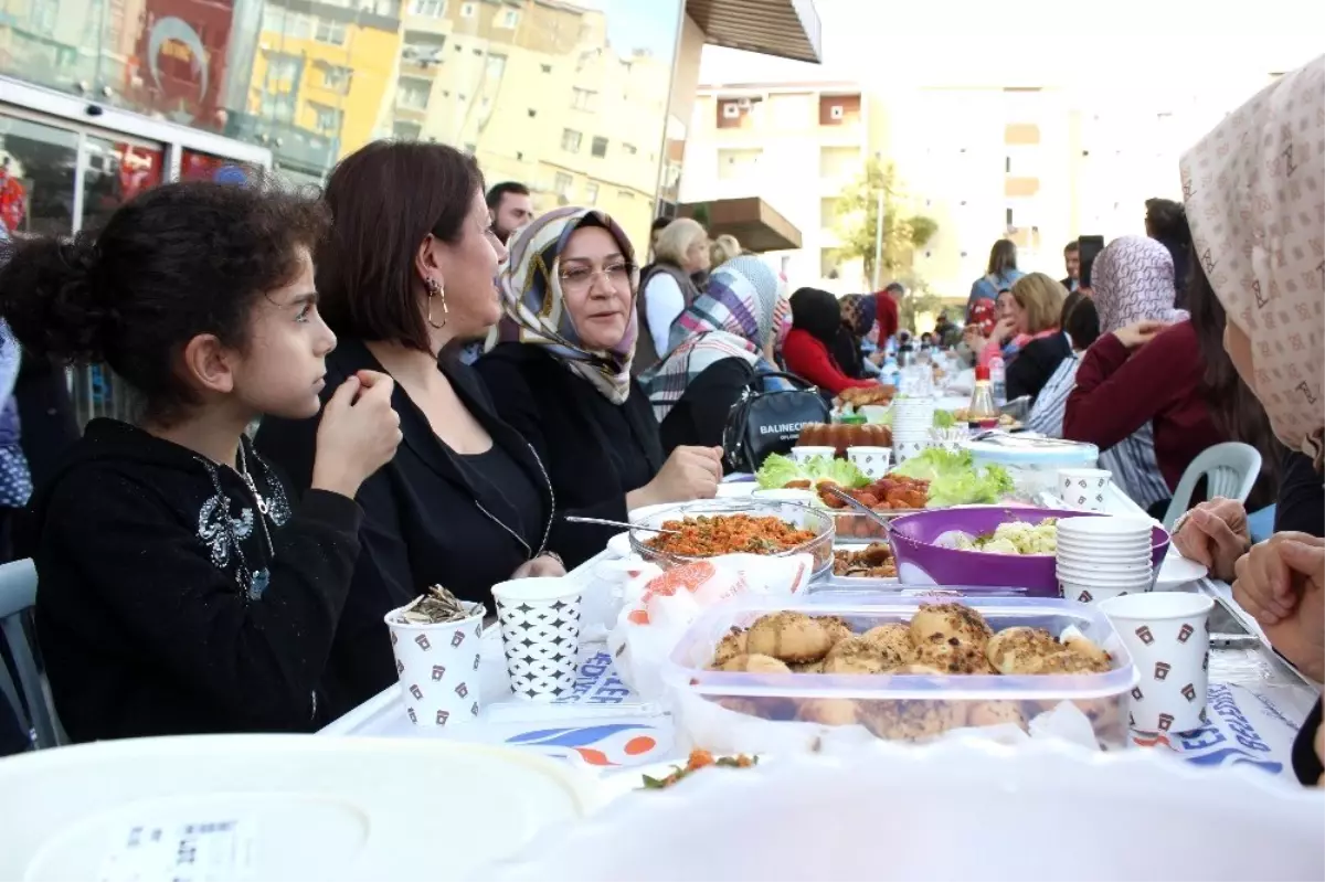 Vatandaşlar kendi yaptıkları yemekleri komşularıyla paylaştı