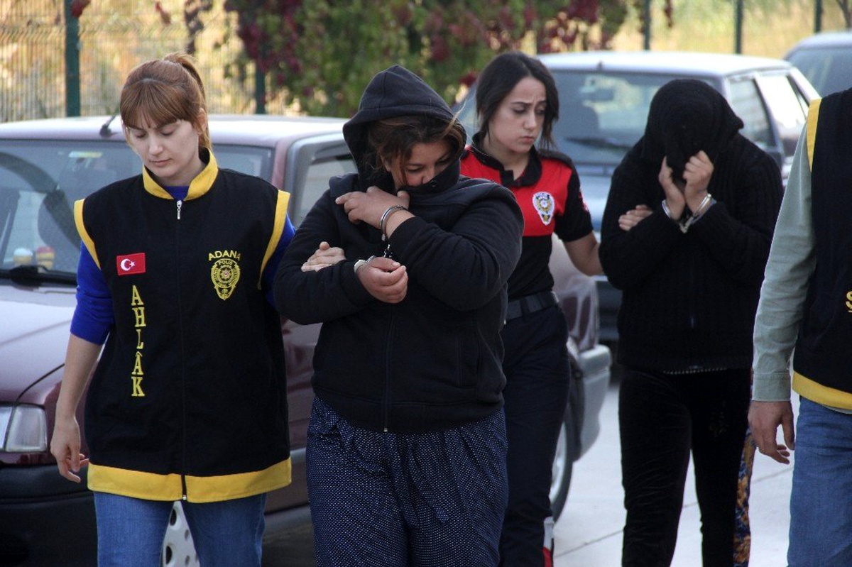 Yardım bahanesiyle bindikleri otomobilin sürücüsünü soydular