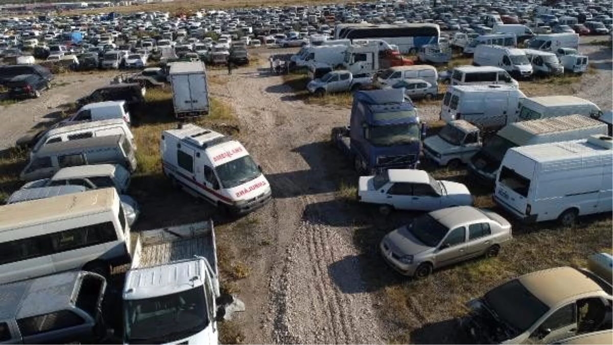 Yediemin otoparkındaki araçlar çürümeye terk edildi