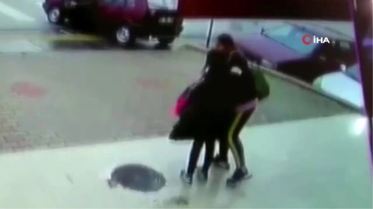 2 arkadaşın otomobilin altında kalmaktan son anda kurtulduğu kaza kamerada