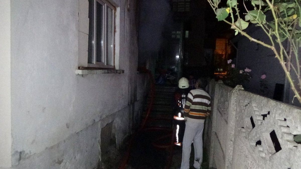 2 katlı evde çıkan yangın paniğe neden oldu