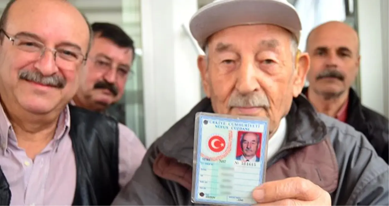 94 yaşındaki Ahmet Topkaya sendikalı oldu