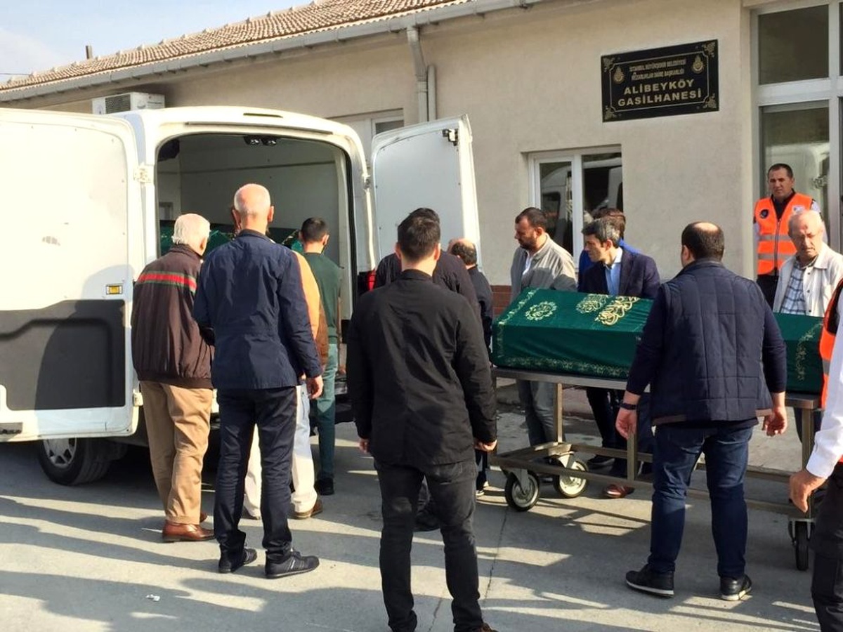Bakırköy\'de siyanürle ölen ailenin cenazeleri gasilhaneden alındı