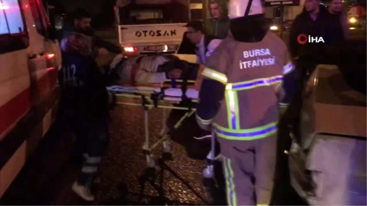 Bursa\'da otomobile TIR çarptı, otomobil sürücüsü araç içinde sıkıştı