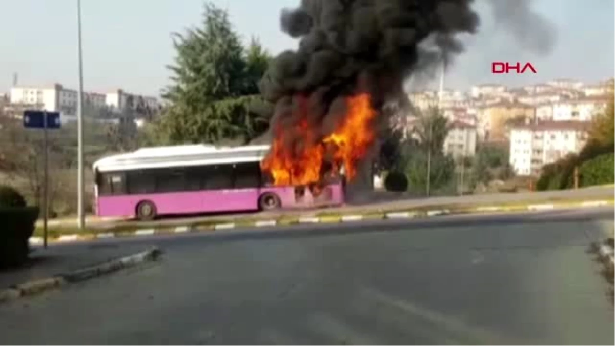 Düzce\'de halk otobüsü alev alev yandı