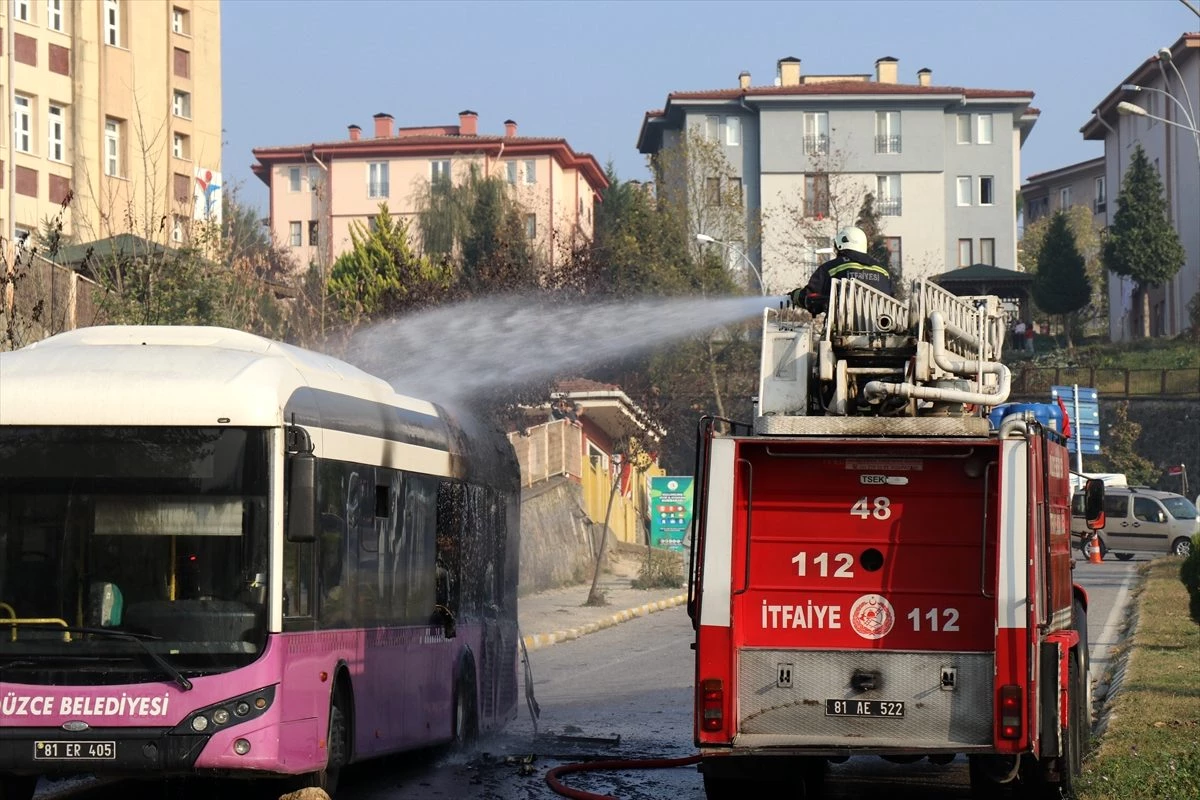 Düzce\'de seyir halindeki halk otobüsü yandı