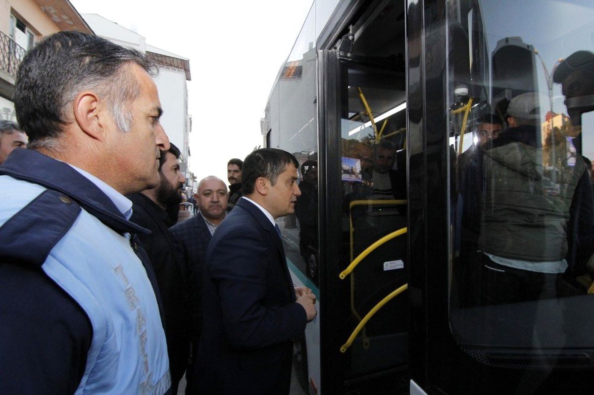 Erciş Kaymakamı ve Belediye Başkan Vekili Mehmetbeyoğlu halkla iç içe