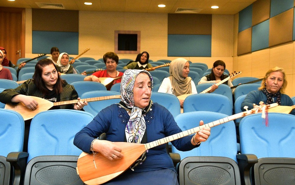 Gizlice eline aldığı bağlaması ile artık türkülere hayat veriyor