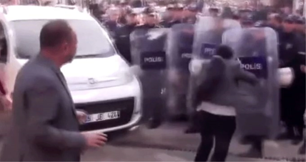 HDP\'li milletvekili Ayşe Sürücü, polis kalkanına kafa atmaya çalıştı