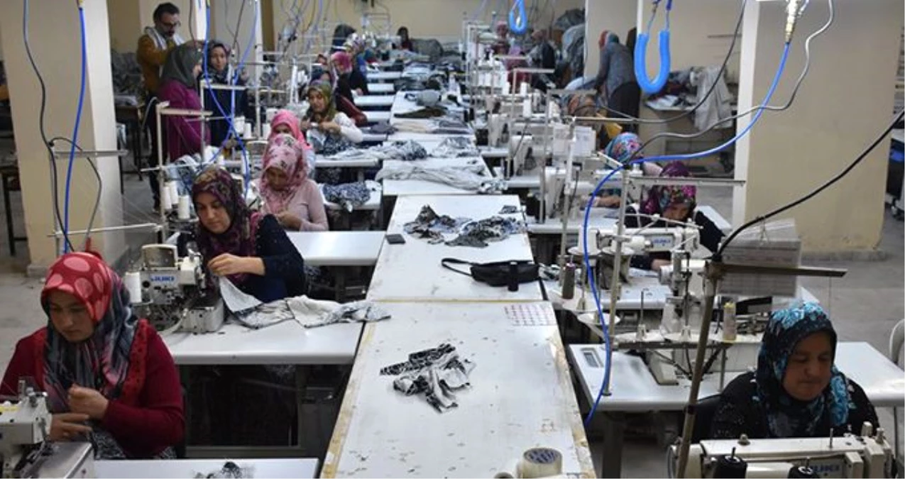 İŞKUR aracılığıyla açılan tekstil atölyesinde eğitim alan kadınlar, dünya markasına elbise dikecek